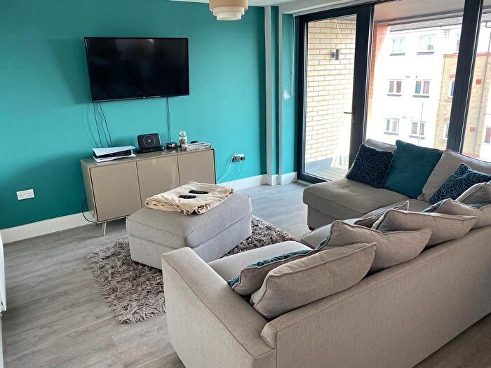 2 Bedroom Flat To Rent In Masons Hill, Bromley, Kent, BR2