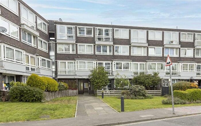 3 Bedroom Flat To Rent In Rolls Road, London Bridge, SE1