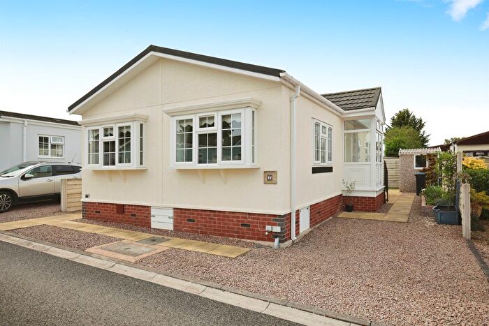 2 Bedroom Mobile/park Home For Sale In Redlands Park, Lighthorne, Warwick, CV35