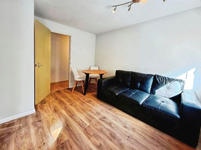 1 Bedroom Flat To Rent In Chantrell Court, Leeds, LS2