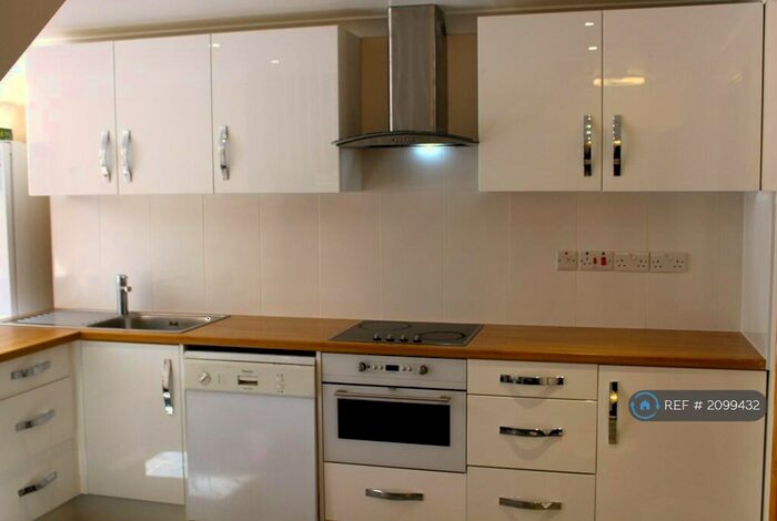 3 Bedroom Maisonette To Rent In Caledonian Road, London, N1