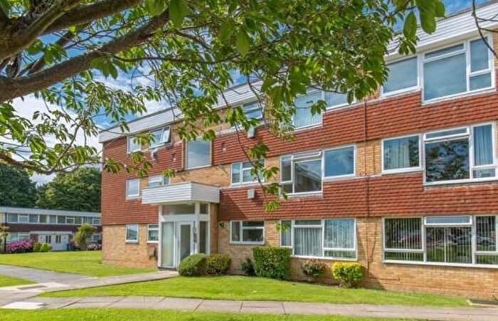 2 Bedroom Flat To Rent In College Gardens, Worthing, BN11
