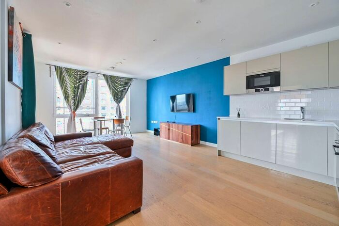 2 Bedroom Flat To Rent In Sayer Street, Elephant And Castle, London, SE17