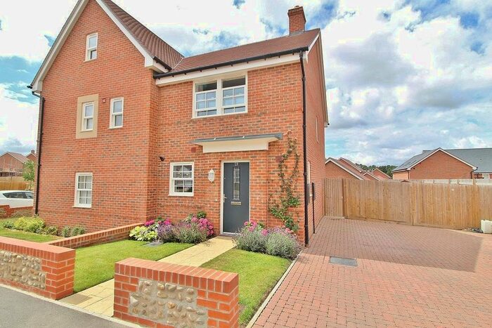 3 Bedroom Semi-Detached House To Rent In Bazeley Road, Waterlooville PO7