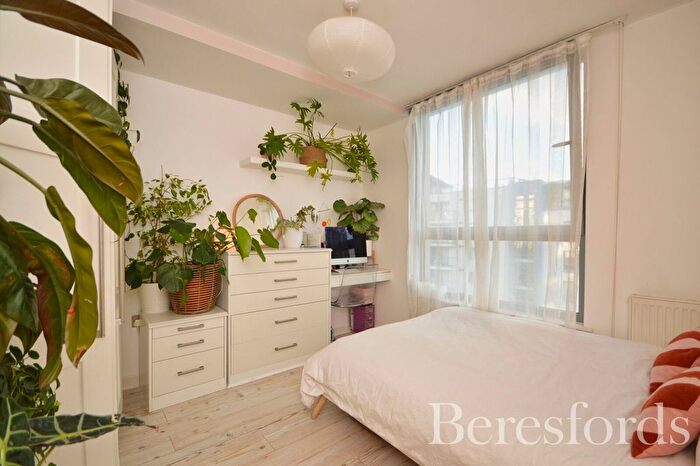 1 Bedroom Flat For Sale In Holly Court, Dolphin Approach, RM1