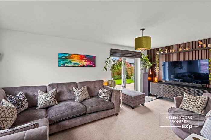 3 Bedroom Detached House For Sale In Kingfisher Way, Ivybridge, Devon, PL21