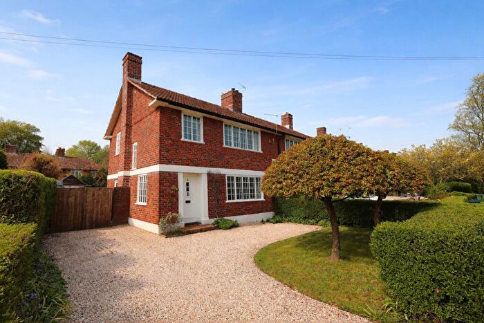 3 Bedroom Semi Detached House For Sale In Bassett Green, Southampton, SO16