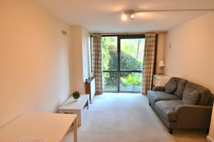 2 Bedroom Flat To Rent In Landsdowne Walk, London, W11