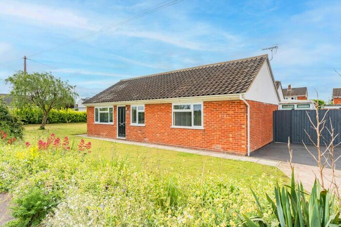 3 Bedroom Detached Bungalow For Sale In Longlands Drive, Wymondham, NR18