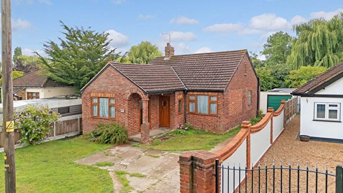 2 Bedroom Bungalow For Sale In Dunton Road, Billericay, CM12