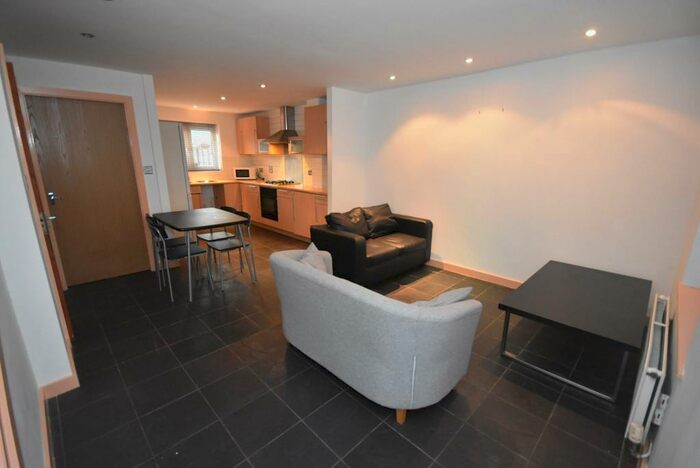 4 Bedroom Town House To Rent In St Nicholas Road, Hulme, Manchester. ., M15