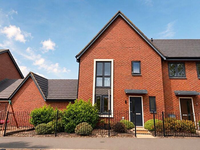 3 Bedroom Link Detached House For Sale In Maine Street, Houlton, CV23