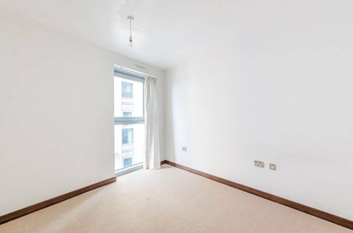 2 Bedroom Flat To Rent In Bridges Court Road, Battersea, London, SW11