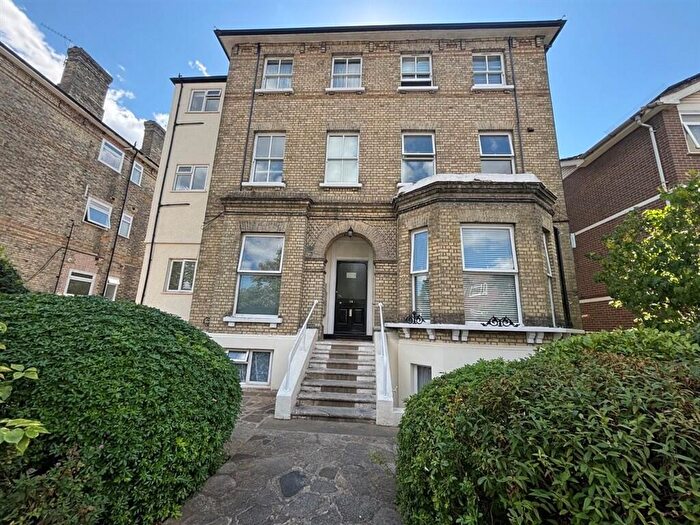 1 Bedroom Flat For Sale In Parklands, Surbiton, KT5