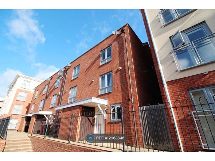 3 Bedroom Terraced House To Rent In Curzon St, Reading, RG30