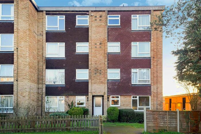 1 Bedroom Flat To Rent In Stourton Avenue, Hanworth, Feltham, TW13