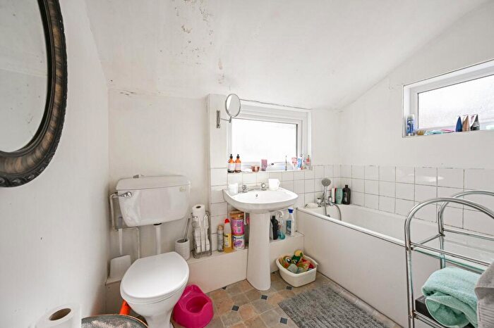 2 Bedroom Detached House For Sale In Furze Hill, Fordingbridge, SP6