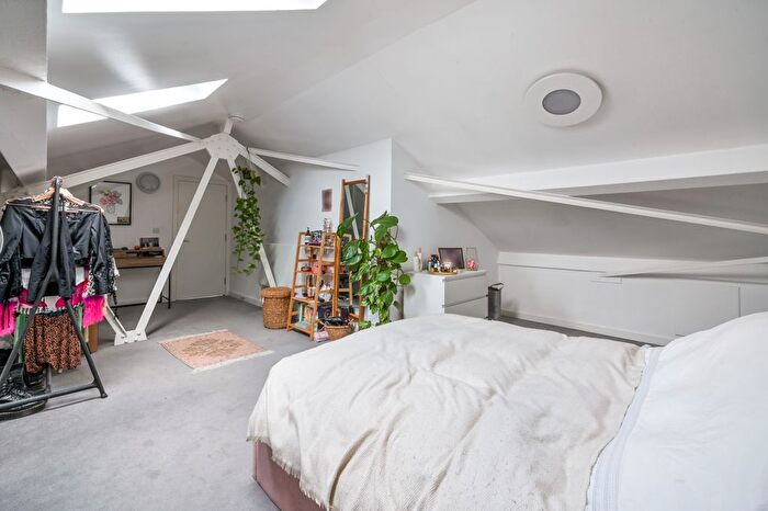 3 Bedroom Flat To Rent In Tyssen Street, London, E8
