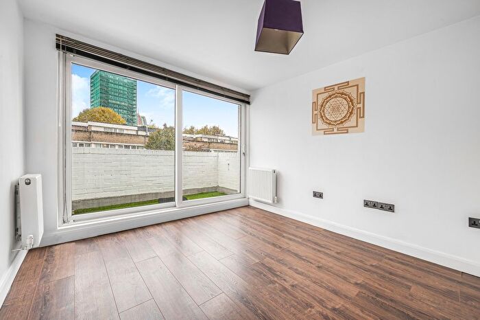 2 Bedroom Flat For Sale In Bramley Road, Holland Park, W10
