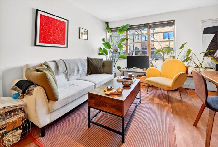 2 Bedroom Apartment To Rent In Mildmay Avenue, Islington, London, N1