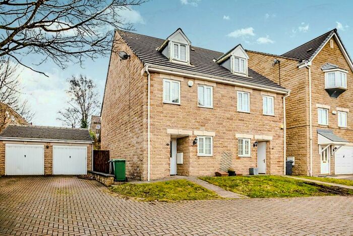 3 Bedroom Semi-Detached House To Rent In Wood View, Huddersfield, HD2