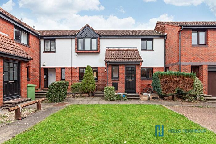 2 Bedroom Maisonette To Rent In Hamilton Close, London, SE16