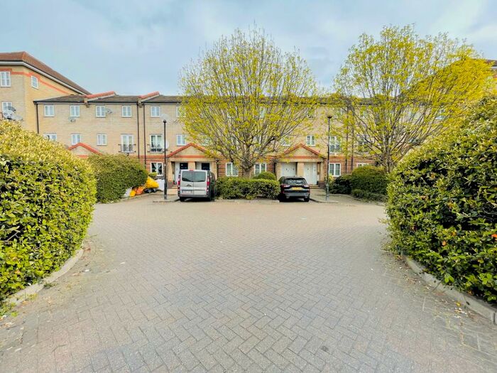 3 Bedroom Town House To Rent In Tollgate Road, Beckton, E6
