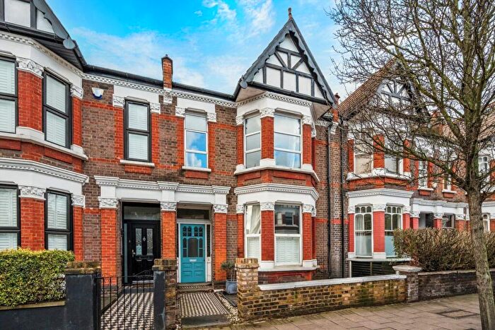 3 Bedroom Flat To Rent In Chamberlayne Road, Kensal Rise, NW10