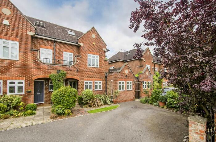 4 Bedroom Semi-Detached House To Rent In Abbotswood Road, London, SW16