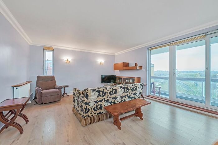 2 Bedroom Flat To Rent In Holyport Road, London, SW6