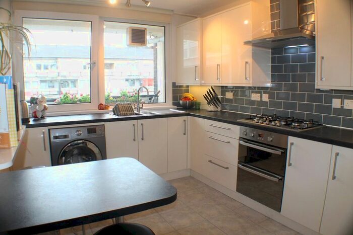 3 Bedroom Flat To Rent In Nightingale Vale, London, SE18