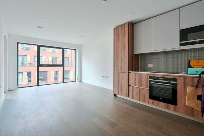 1 Bedroom Flat To Rent In Belfield Mansions, Elephant And Castle, London, SE17