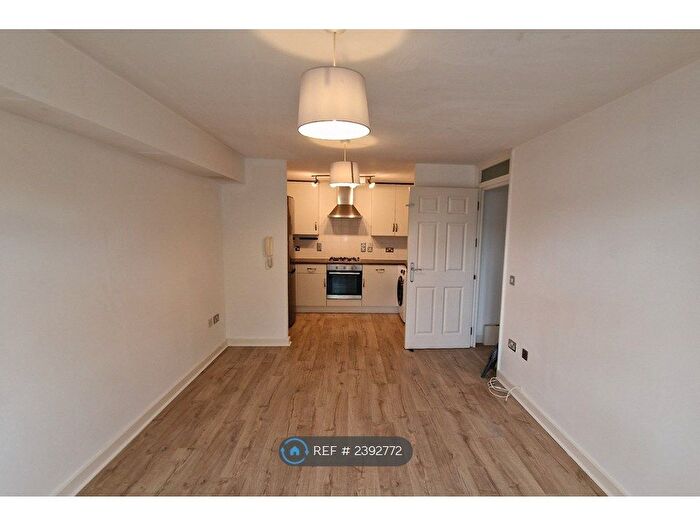2 Bedroom Flat To Rent In Victoria Grove, Newbury, RG14