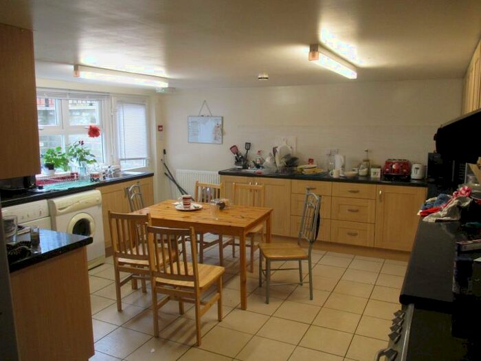 8 Bedroom Terraced House To Rent In Cardigan Road, LS6