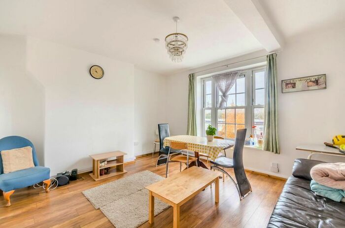 3 Bedroom Flat To Rent In Union Grove, Clapham, London, SW8