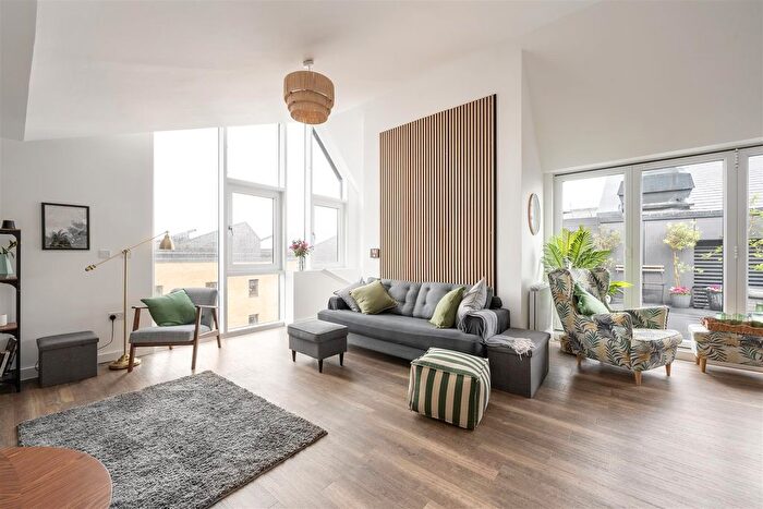 3 Bedroom Flat For Sale In Collendale Road, Walthamstow, E17