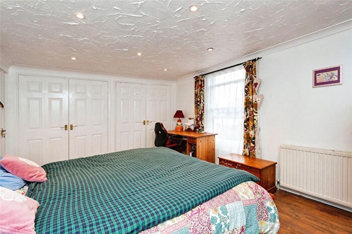 2 Bedroom Flat For Sale In Hadlow Road, Tonbridge, Kent, TN9