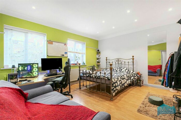 2 Bedroom Maisonette To Rent In Greenhill Parade, Great North Road, New Barnet, Hertfordshire, EN5