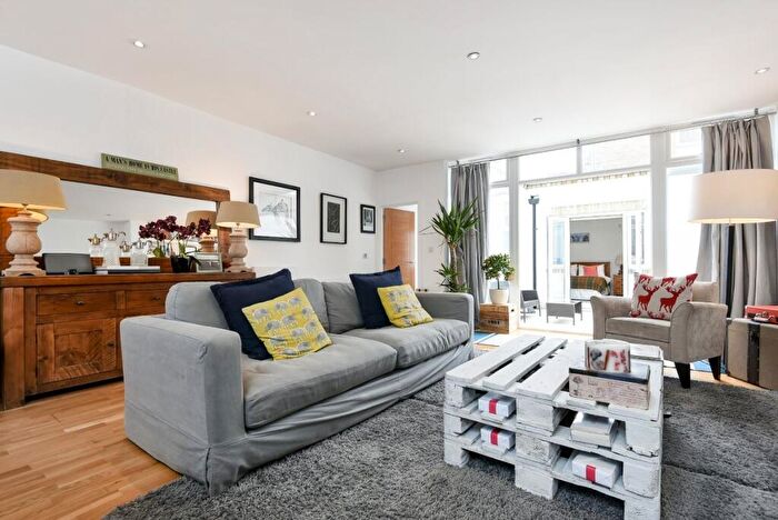 2 Bedroom Flat For Sale In Lavender Hill, London, SW11