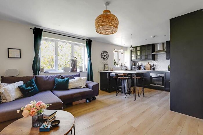 2 Bedroom Flat To Rent In Bridge Meadows, Bermondsey, SE14