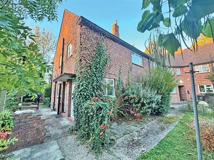 1 Bedroom Flat For Sale In Broadwater Close, Wraysbury, Staines-Upon-Thames, TW19