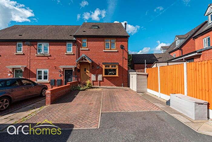 4 Bedroom Semi-detached House For Sale In North Croft, Atherton, Manchester, M46
