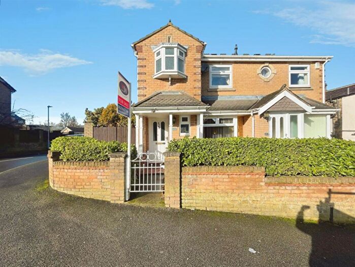 3 Bedroom Semi-Detached House For Sale In Wellington Road Bradford, BD2