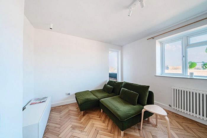 3 Bedroom Flat To Rent In Colney Hatch Lane, London, N10