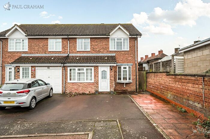 4 Bedroom Semi Detached House For Sale In Groveside Close, Carshalton, SM5