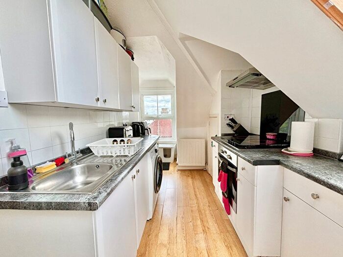 2 Bedroom Flat For Sale In Chepbourne Road, Bexhill-On-Sea, TN40