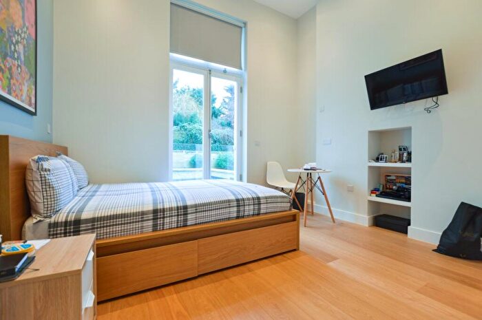2 Bedroom Apartment To Rent In Hampstead Hill Gardens, Hampstead, NW3