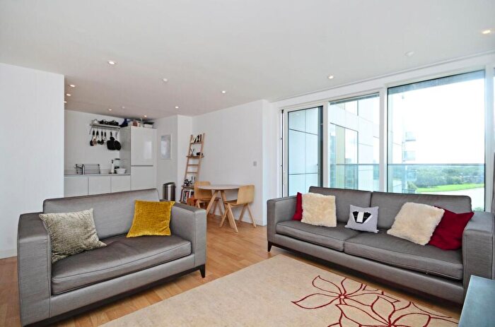 2 Bedroom Flat To Rent In Woodberry Grove, Stoke Newington, London, N4