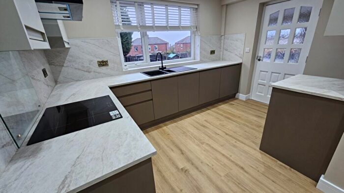 3 Bedroom Semi Detached House To Rent In Hollowdene, Gawber, S75