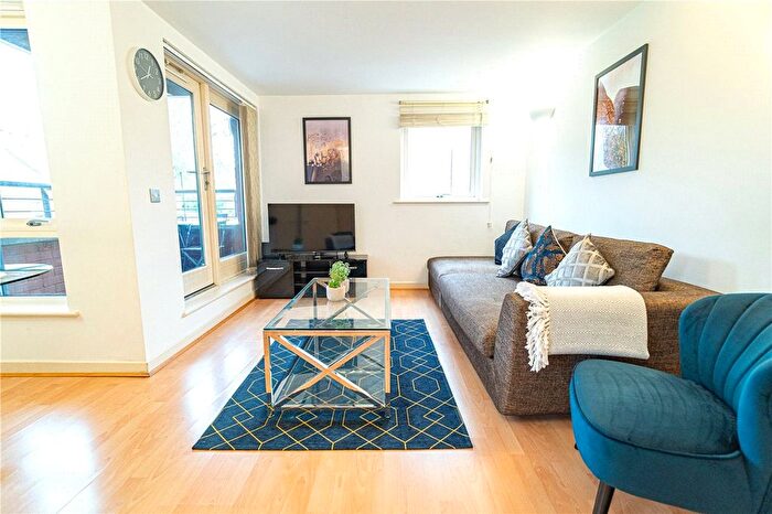 2 Bedroom Flat To Rent In Wellington Square, London, N1